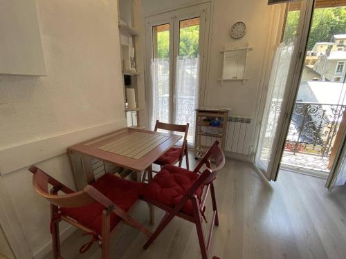 une salle à manger avec une table et deux chaises dans l'établissement Studio central avec balcon et parking à Cauterets - FR-1-812-117, à Cauterets
