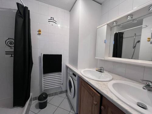 une salle de bain avec un lavabo et une machine à laver dans l'établissement Charmant Chalet Montagne avec Parking, Proche Navettes - FR-1-812-111, à Cauterets