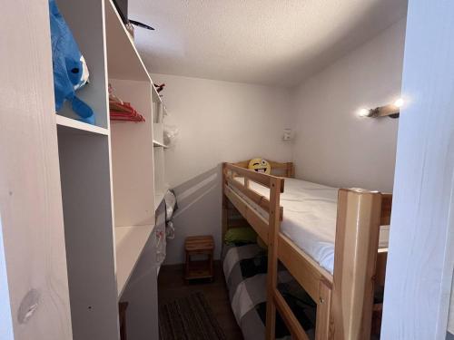 Cette petite chambre comprend des lits superposés et des étagères. dans l'établissement Charmant chalet 4 pers. à Cauterets avec parking - FR-1-812-113, à Cauterets