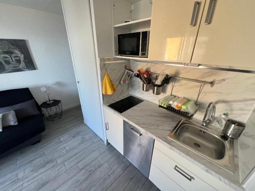 Photo de la galerie de l'établissement Valras-Plage: Appartement rénové 1 chambre, clim, WiFi, parking, à 50m de la plage - FR-1-781-59, à Valras-Plage