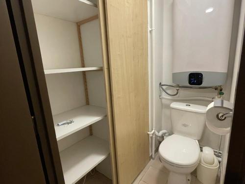 Elle comprend une petite salle de bains pourvue de toilettes et d'étagères. dans l'établissement Studio cabine 4 pers avec Wifi et balcon à Valloire - FR-1-263-543, à Valloire