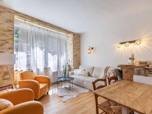 un salon avec un canapé et une table dans l'établissement T2 cosy, rénové, près des thermes et randonnées - FR-1-401-309, à Cauterets