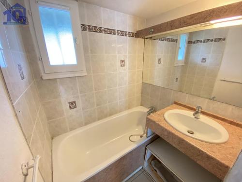 une salle de bain avec une baignoire blanche et un lavabo dans l'établissement Pavillon 5 pers avec piscine et parking à Valras-Plage - FR-1-781-60, à Valras-Plage