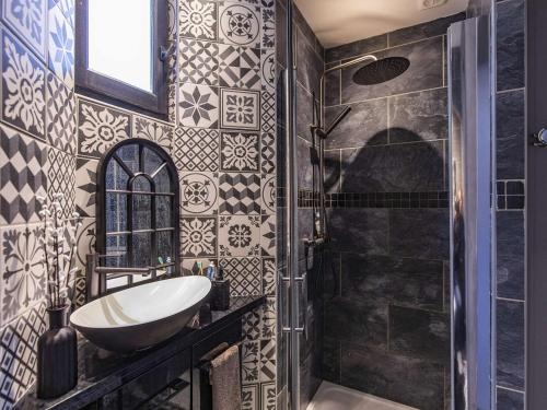 une salle de bain avec un lavabo et une douche dans l'établissement T2 cosy, rénové, près des thermes et randonnées - FR-1-401-309, à Cauterets