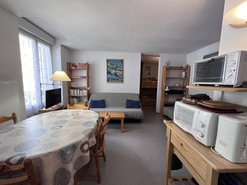 - un salon avec une table et un canapé dans l'établissement Appartement lumineux avec balcon au centre de Cauterets - FR-1-812-121, à Cauterets