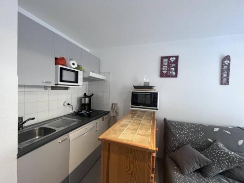 Il comprend une petite cuisine avec un canapé et un four micro-ondes. dans l'établissement T2 pour 4 personnes, parking, Cauterets - FR-1-812-122, à Cauterets