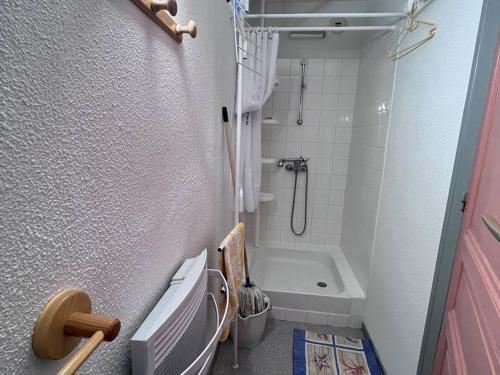 une salle de bain avec une douche, des toilettes et un lavabo dans l'établissement Appartement lumineux avec balcon au centre de Cauterets - FR-1-812-121, à Cauterets