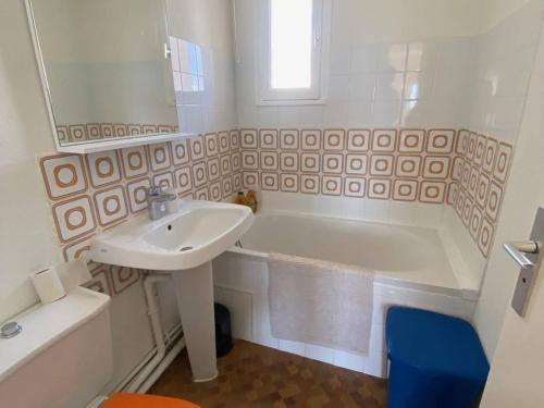 La salle de bains blanche est pourvue d'un lavabo et d'une baignoire. dans l'établissement Appartement 2 Pièces, 4 Pers, Face Mer, Parking, Port-Leucate - FR-1-81-625, à Port-Leucate
