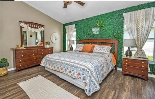 Giường trong phòng chung tại Enchanted Disney Vacation Villa