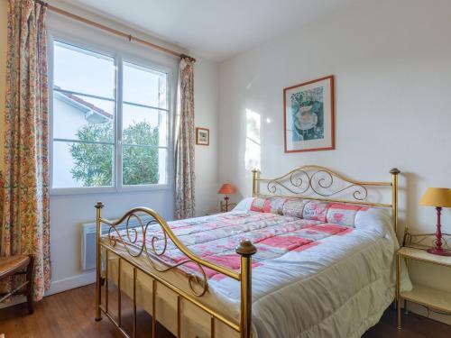 une chambre avec un lit et une fenêtre dans l'établissement Maison confortable pour 6 à Mimizan Plage, proche océan et pistes cyclables - FR-1-50-146, à Mimizan