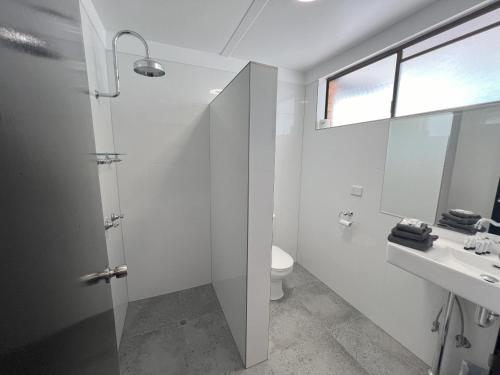 Koupelna v ubytování Jumbuck Motor Inn - POOL - PET FRIENDLY SECTION - KING BEDS