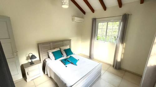Postel nebo postele na pokoji v ubytování Appartement lumineux avec piscine partagée, Sainte-Anne, 75 m²