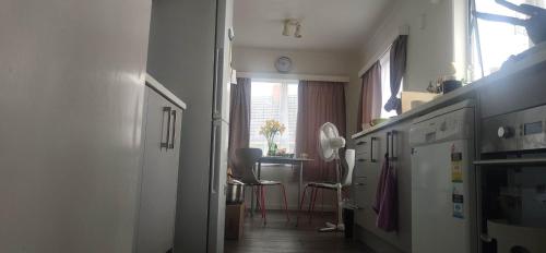 a kitchen with a refrigerator and a table in it at 伯爵山庄 in Auckland