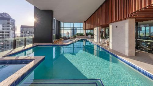 una gran piscina en la azotea de un edificio en La Jolla Holiday Broadbeach, en Gold Coast