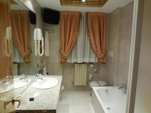 A bathroom at Hotel Roma