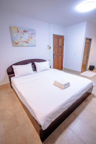 a bedroom with a large white bed with white sheets at Mitr Inn HuaHin Beach หาดหัวหิน in Hua Hin