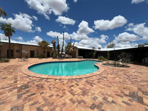 Bazén v ubytování STORK RD BUDGET ROOMS - PRIVATE ROOMS WITH SHARED BATHROOMS access to POOL nebo v jeho okolí