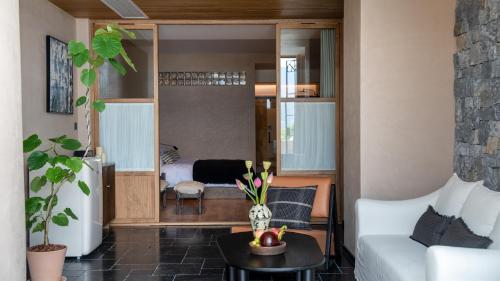Gambar di galeri bagi 大理石之上Cloud Edge Cabin全视野苍洱半山海景别墅酒店洱海观景店 di Dali