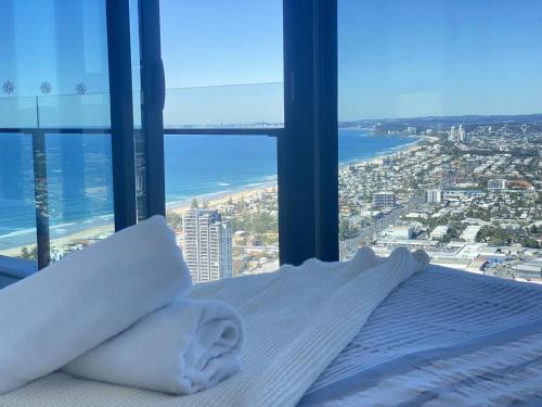 una cama en una habitación con vista al mar en La Jolla Holiday Broadbeach, en Gold Coast
