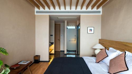 Gambar di galeri bagi 大理石之上Cloud Edge Cabin全视野苍洱半山海景别墅酒店洱海观景店 di Dali