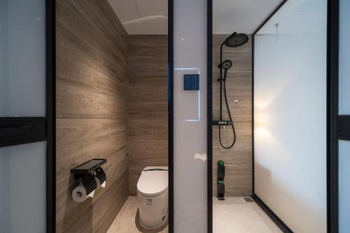 Un pequeño baño con inodoro y ducha. en 景星王府井协和医院店, en Beijing