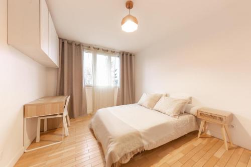 une chambre blanche avec un lit et une fenêtre dans l'établissement Bel appartement lumineux proche Paris, à Cachan