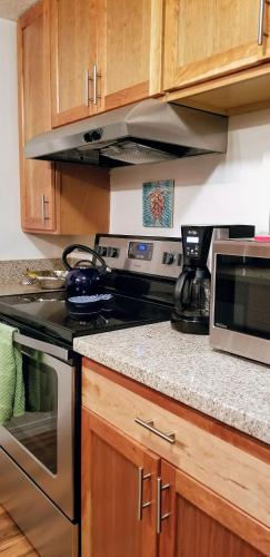 Dapur atau dapur kecil di Ohana Beach Retreat at the Surf and Racquet Club