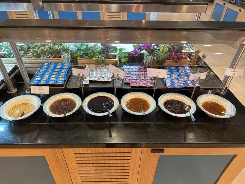 科尼亚Grand Millennium Konya的柜台上摆放着盛满咖啡的自助餐台