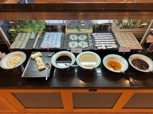 科尼亚Grand Millennium Konya的装满不同种类食物的展示盒