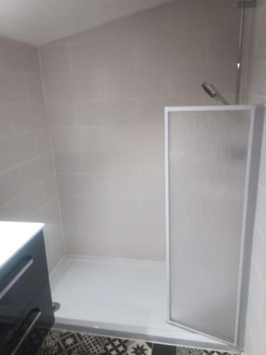 Photo de la galerie de l'établissement appartement proche de l'allier avec terrasse, à Dallet