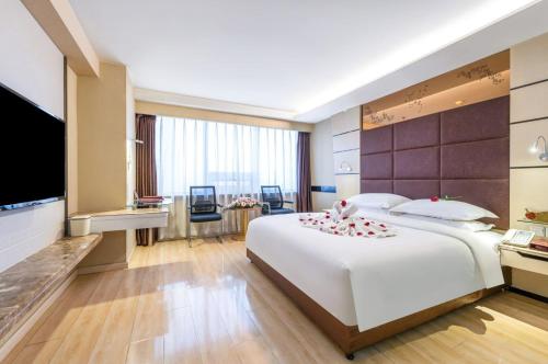 Katil atau katil-katil dalam bilik di Jinan Yuquan Simpson Hotel
