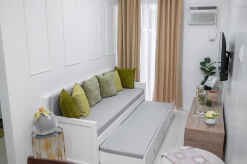 Телевизор и/или развлекательный центр в Cozy Crib Suite Condo with Balcony Pool & Gym