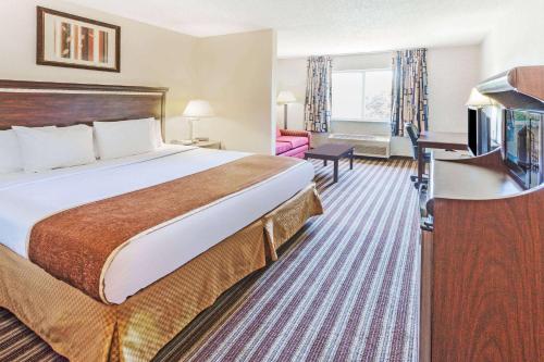 Postel nebo postele na pokoji v ubytování Days Inn & Suites by Wyndham Vancouver