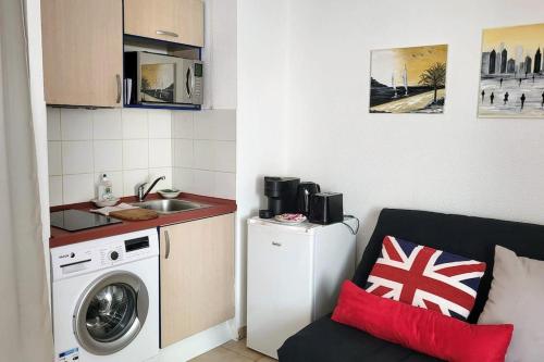 - une petite cuisine avec un lave-linge dans la chambre dans l'établissement Cosy Studio for Couples - Ideal 2p-Quiet Escape-AC, à Nice