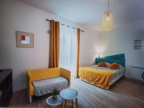 une chambre avec un lit, une chaise et une table dans l'établissement Studio au coeur de Viviers, à Viviers