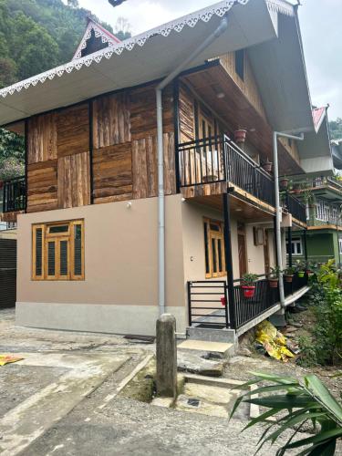 El edificio en el que está la habitación en casa particular