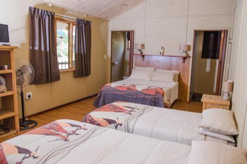 Katil atau katil-katil dalam bilik di Hippo Waterfront Lodge