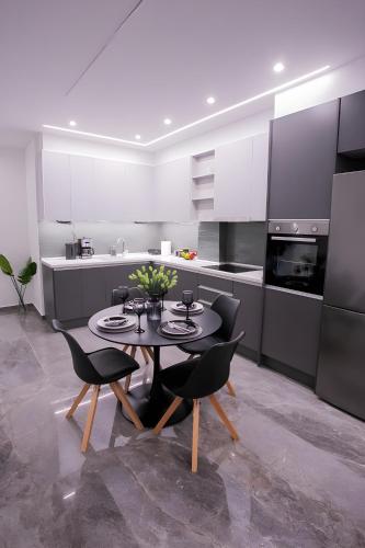 Η κουζίνα ή μικρή κουζίνα στο Luxurious Residence Thessaloniki