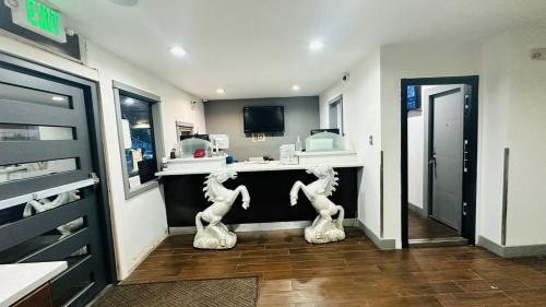 a salon with two white horses on a counter at Evergreen Inn & Suites Portland in Portland