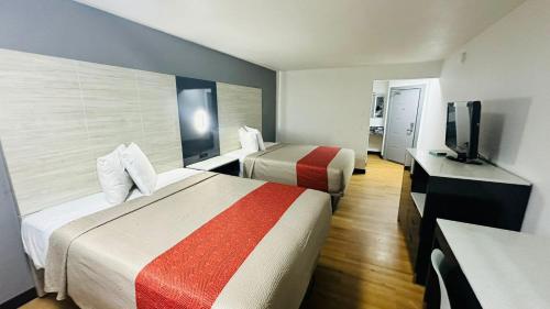 Postel nebo postele na pokoji v ubytování Evergreen Inn & Suites Portland