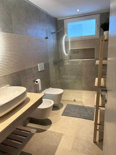Ένα μπάνιο στο Słoneczny apartament AC WiFi