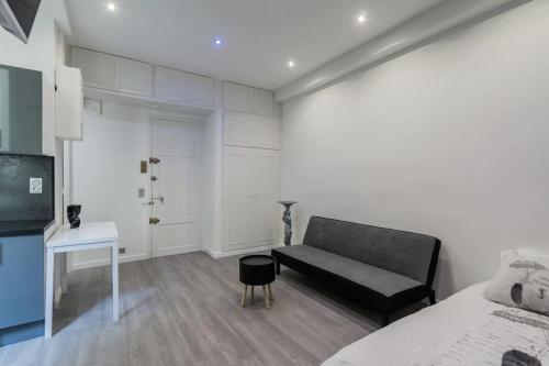une chambre avec un lit, un canapé et une table dans l'établissement Studio l'Impérial- 3pers -Proche Centre et Plages, à Nice