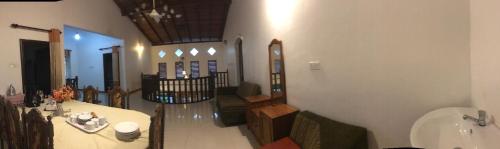 un salon avec une table et une salle à manger dans l'établissement Matara Heritage Home - Local Family Stay, à Matara