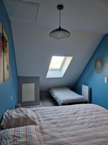 une chambre avec un lit et une fenêtre dans l'établissement Maison Montebello, à Sézanne