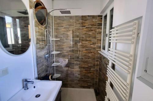 une salle de bain avec un lavabo et une douche dans l'établissement Romantic 1BR Escape with Sun-Rooftop Terrace, à Nice