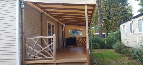 un pont sur le côté d'une maison dans l'établissement Cap-Ferret confort plage piscine à 6 by Vayny CM, à Lège-Cap-Ferret