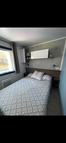 une chambre avec un lit et une fenêtre dans l'établissement Cap-Ferret confort plage piscine à 6 by Vayny CM, à Lège-Cap-Ferret