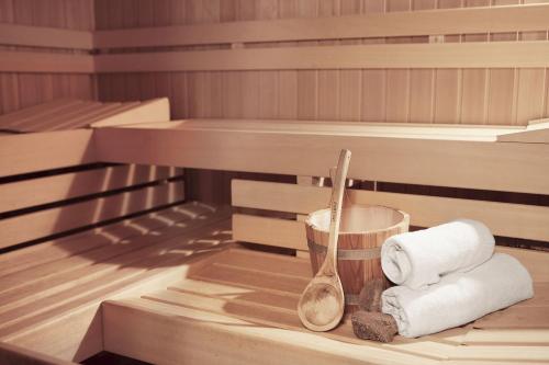 a sauna with towels and a spoon and toilet paper at Ehemaliges Gutshaus Oevelgönne in Övelgönne