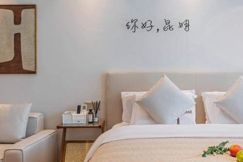 Una cama o camas en una habitación de Kunming Qicaimen Shangpin Apartment