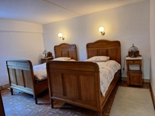 une chambre avec deux lits et deux tables de nuit dans l'établissement Gîte Les Pivoines, à Dambach-la-Ville
